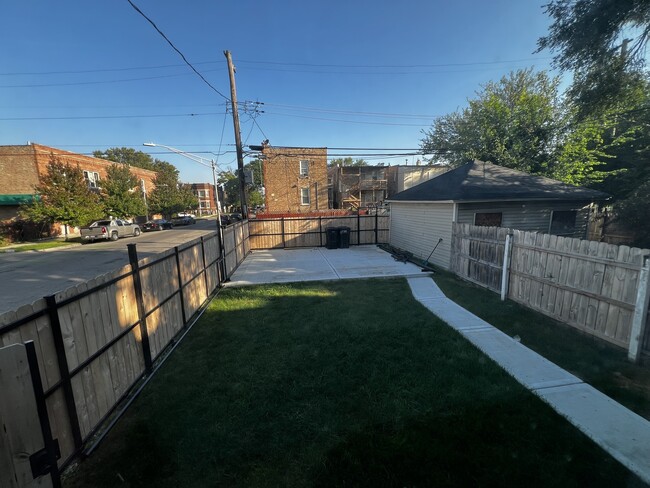 Building Photo - 4956 W Erie St