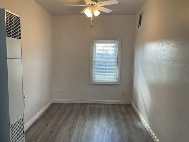 Building Photo - 918 Center St