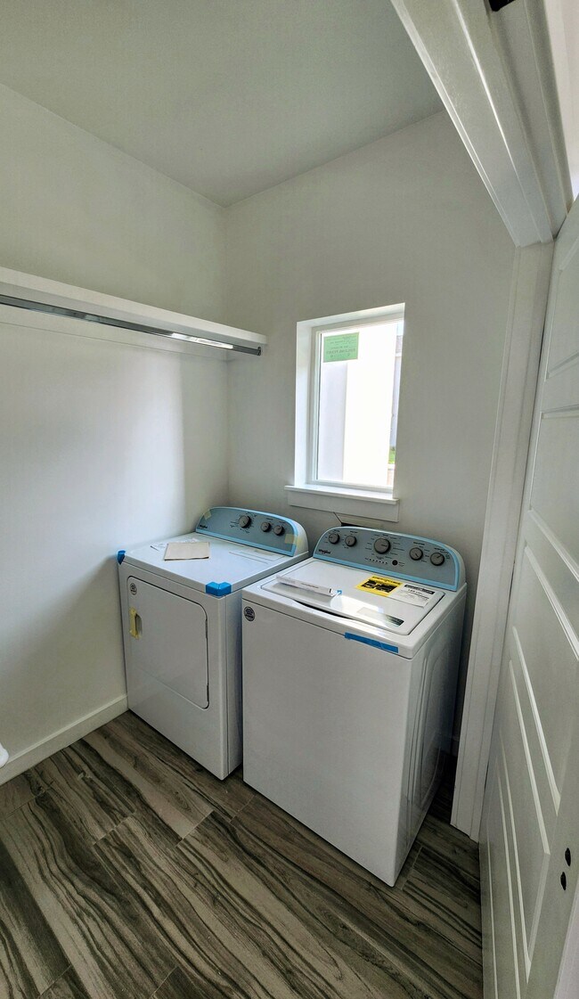 Building Photo - 702 W Seminole Ave