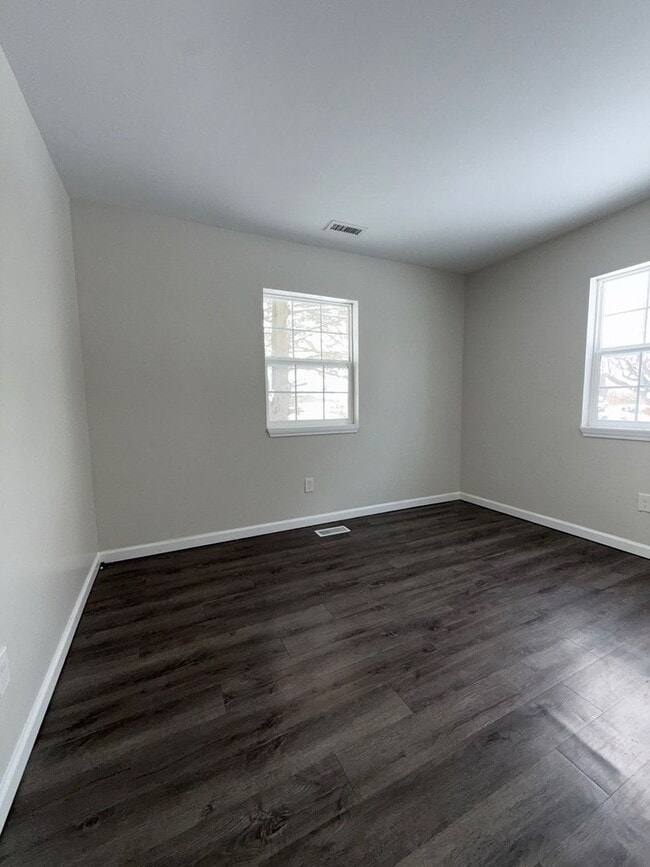 Building Photo - Modern & Spacious 3BR Home with Trendy Design Features and Large Yard! (NEAR TEAS VALLEY SCHOOL D...