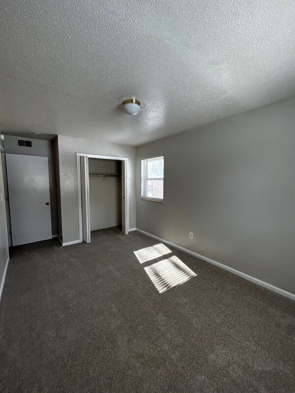 Building Photo - 1415 W Maple Ave