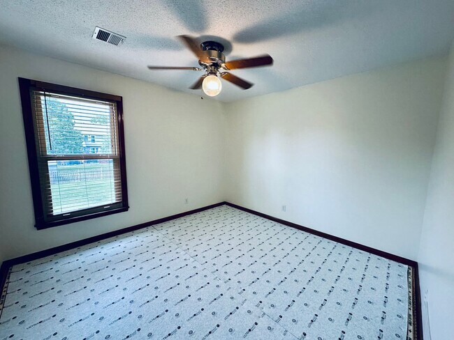 Building Photo - {15031} Charming Two Story Home + Huge, Fenced Yard + Cul de Sac