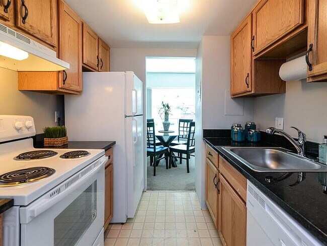 Building Photo - "Chic Urban Living: Cozy 1-Bedroom Condo w...
