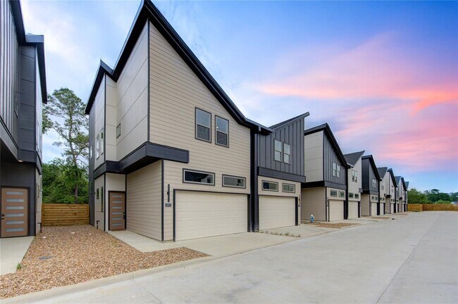Building Photo - 13103 Honey Suckle Ridge Ln