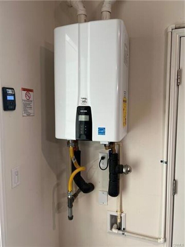 Building Photo - Spacious and beautifully appointed 5-bedroom, 3-bathroom home