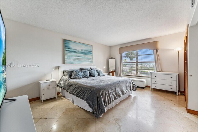 Building Photo - 11111 Biscayne Blvd