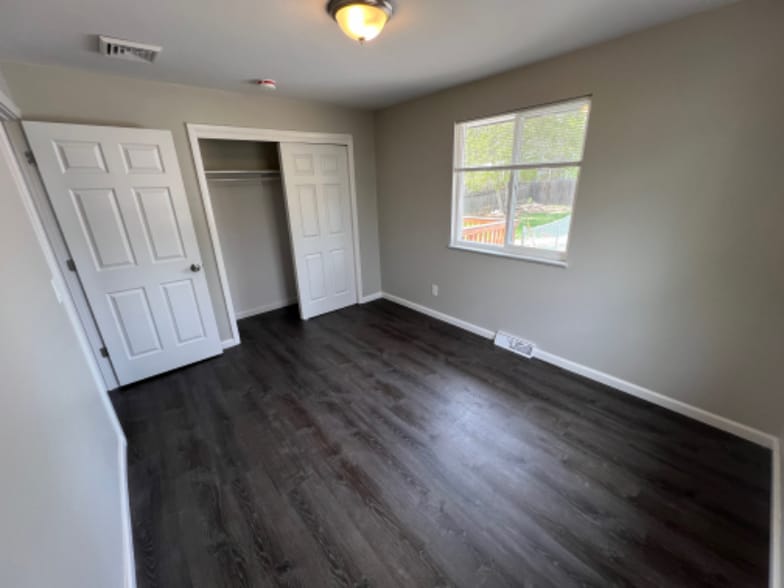 Building Photo - 425 S Oak St