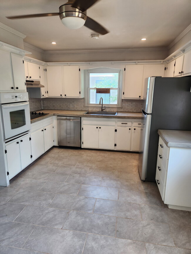 Building Photo - 417 Woodlawn Dr