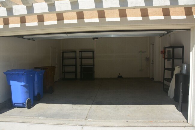 Building Photo - 321 MacArthur Way