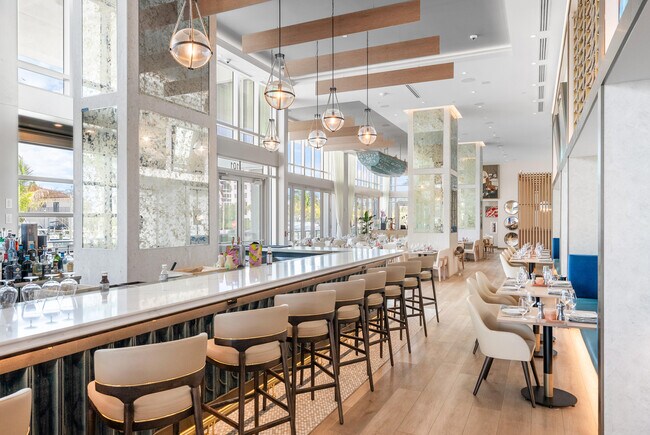 Building Photo - 220 Lake Shore Dr