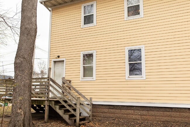 Building Photo - New On Market - 3 Bedroom, 1 Bathroom Duplex