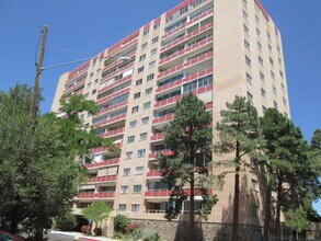 Building Photo - Park Plaza!
