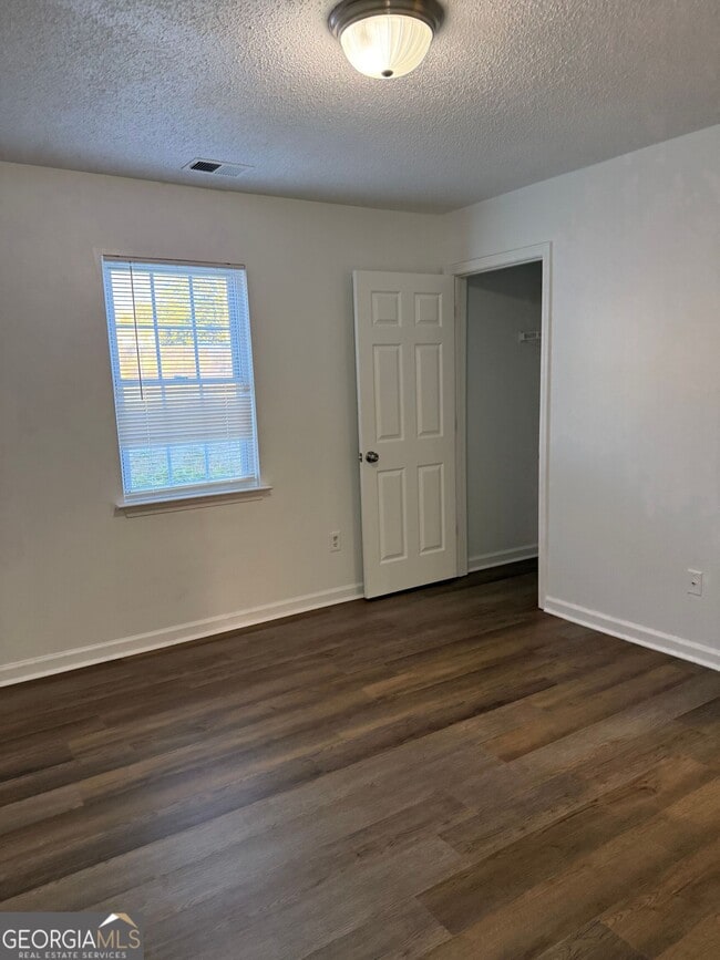 Building Photo - 132 Saine Dr SW