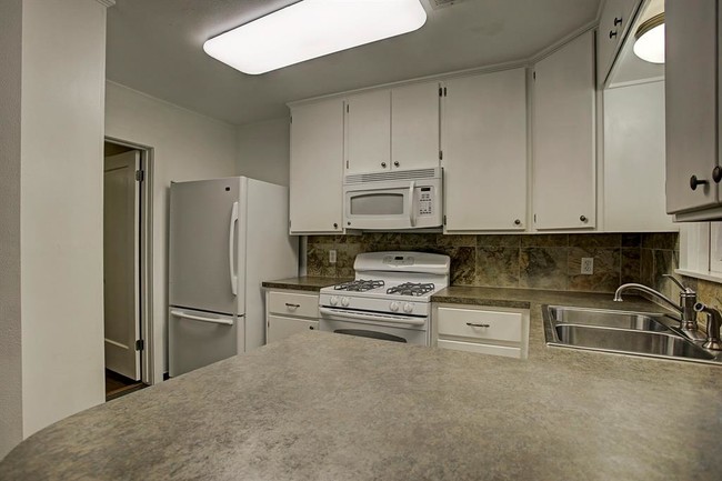 Building Photo - 1222 W 25th St