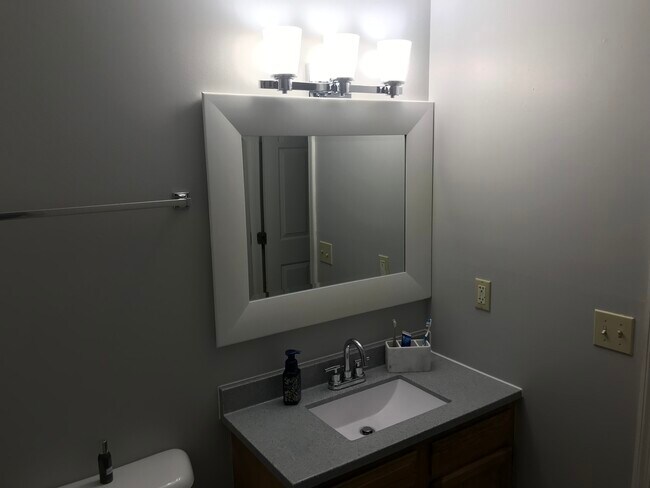 Building Photo - 15 S Shafer St