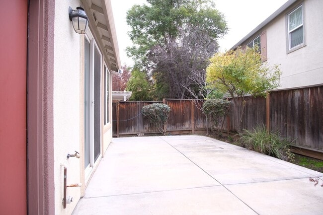 Building Photo - Charming 4-bedroom, 2.5-bathroom home