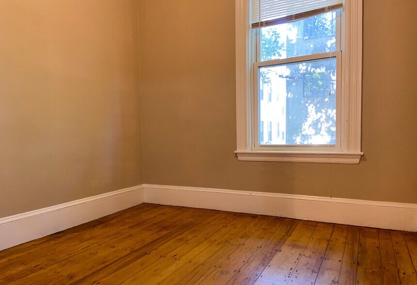 Building Photo - 13 Sachem St