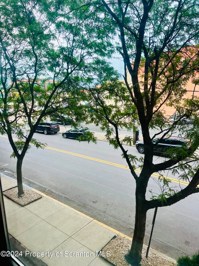 Building Photo - 220 Linden St