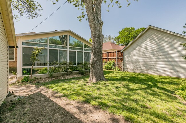 Building Photo - WONDERFUL BERKELEY LOCATION!  Immaculate One Story Craftsman!