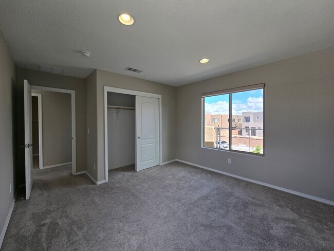 Building Photo - Modern Santa Fe Townhome