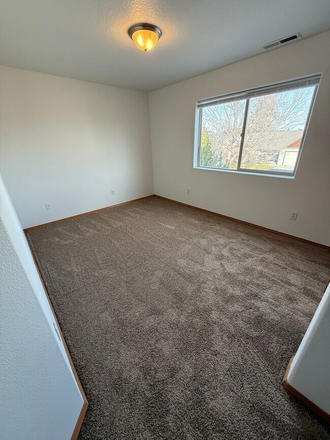 Building Photo - SE 4 Bdrm, 2.5 bath, New Flooring Throughout, Gas Heat/Fireplace, Double Garage