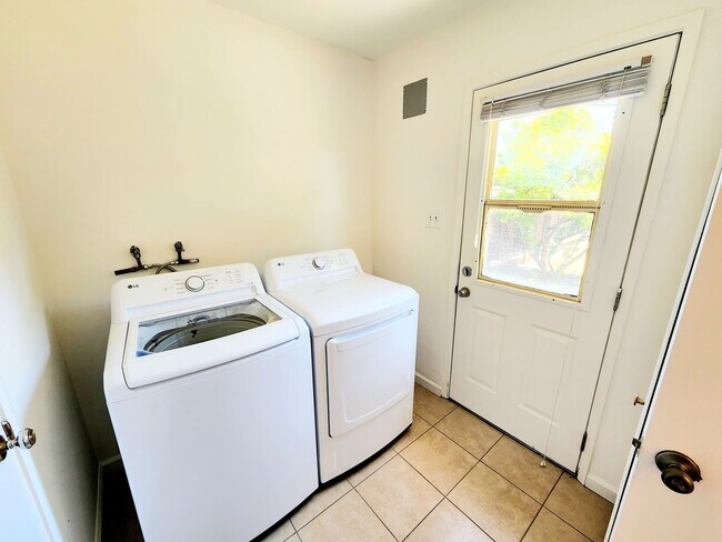 Building Photo - 3 bedroom home in San Mateo
