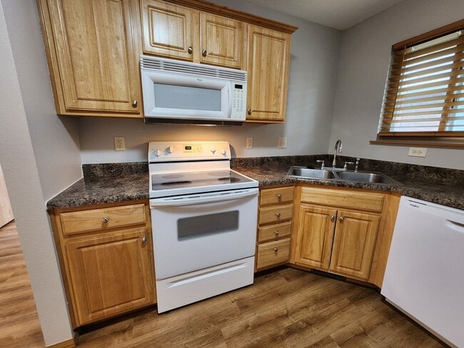 Building Photo - Spacious 2-Bedroom, 2-Bathroom Home AVAILABLE NOW!!