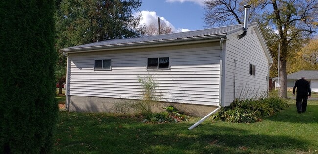 Building Photo - FOR RENT- 510 1st St- Parkersburg *PETS OK*