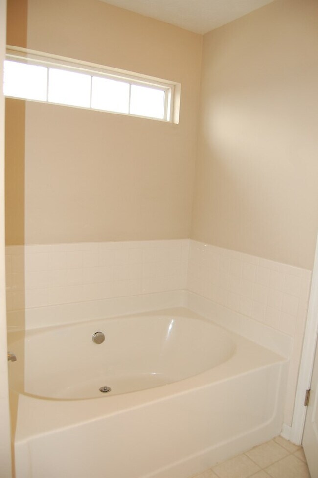 Building Photo - 900 Watsonia Dr