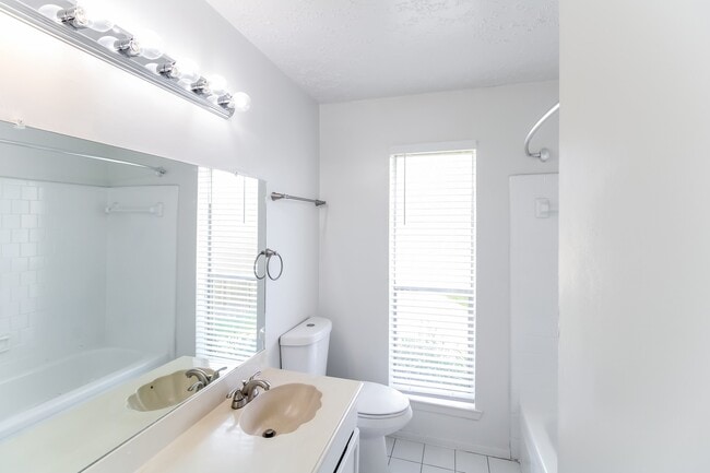 Building Photo - 3819 Old Post Rd