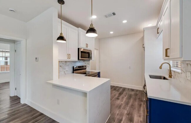 Building Photo - 447 W Clarendon Dr
