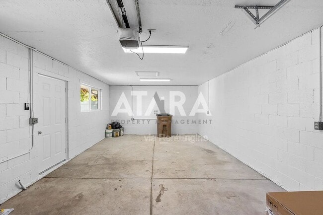 Building Photo - 724 Wilson Ave S