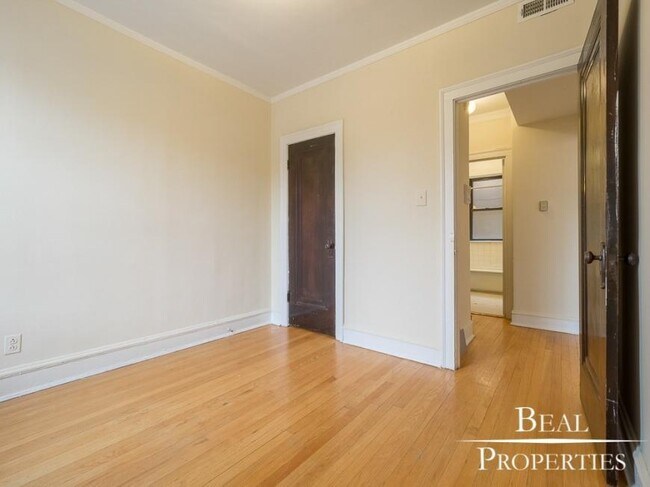 Building Photo - 1 bedroom in CHICAGO IL 60613