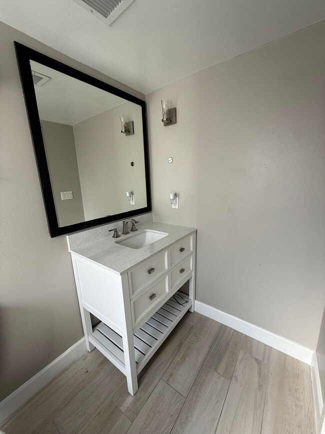 Building Photo - Modern Vintage in Old Town