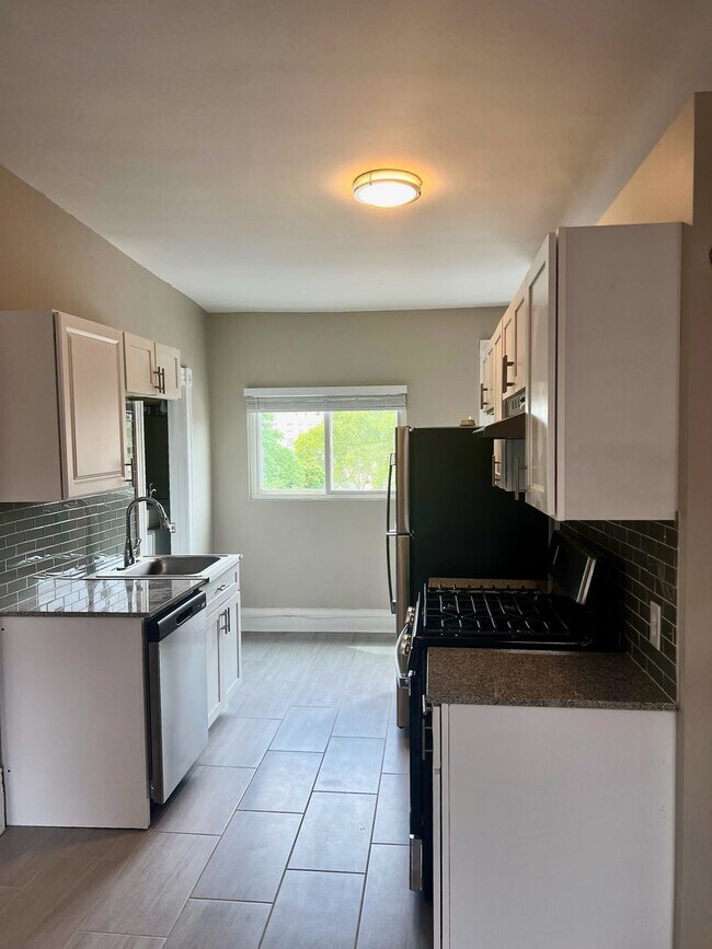 Building Photo - *** Apartment in South Oakland * Spacious & Renovated * Pet Friendly * Walk to Pitt * Exposed Bri...