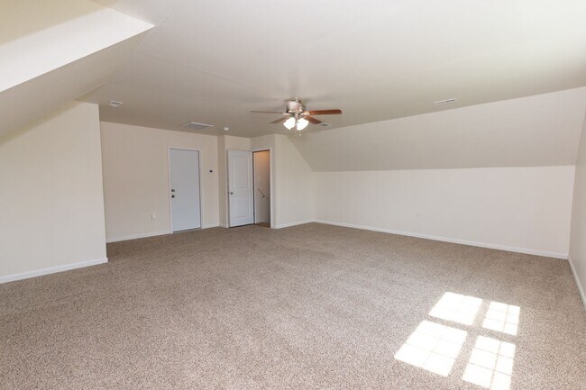 Building Photo - 3 Bedrooms and a bonus room in Richlands (Will include lawn service with increased rents)