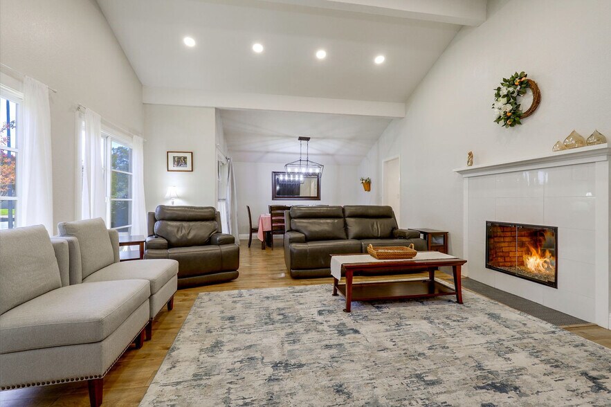 Building Photo - 1250 Sweetbriar Dr
