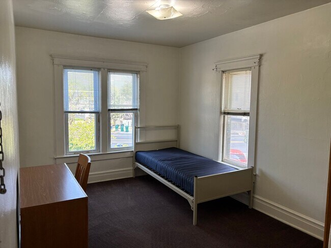Building Photo - 524 S Forest Ave