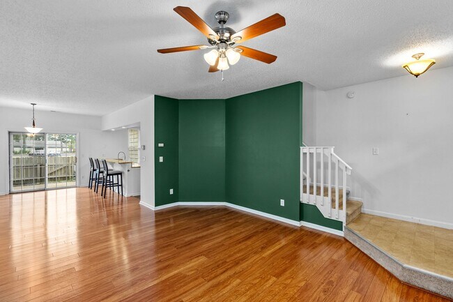 Building Photo - Stunning 2-bed condo in Virginia Beach