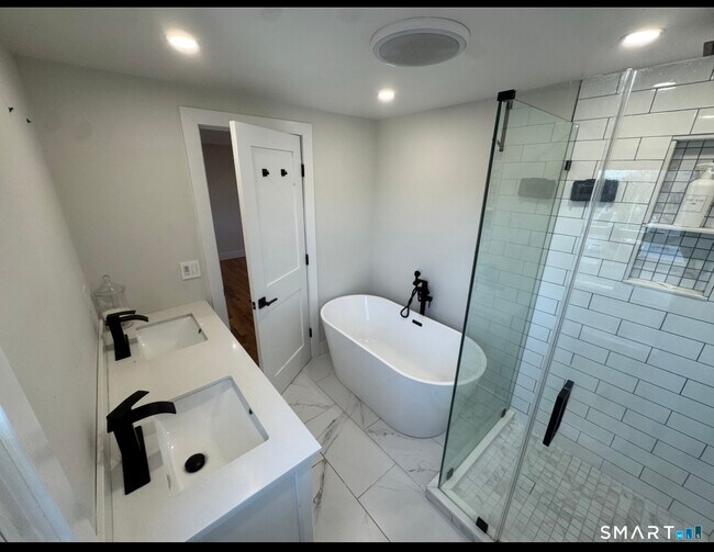 Building Photo - 35 Knapps Hwy