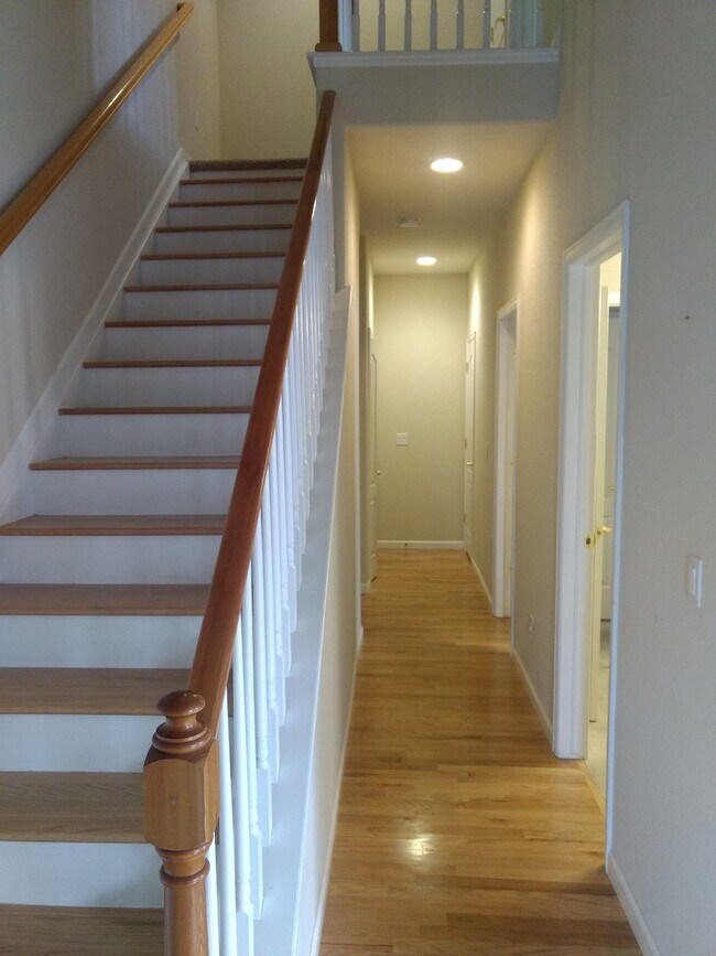 Building Photo - 2 bed/3 bath with spacious finished basement!