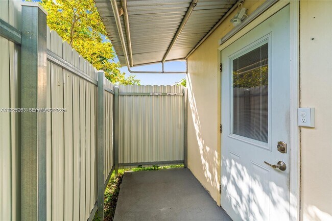 Building Photo - 570 W 46th Pl