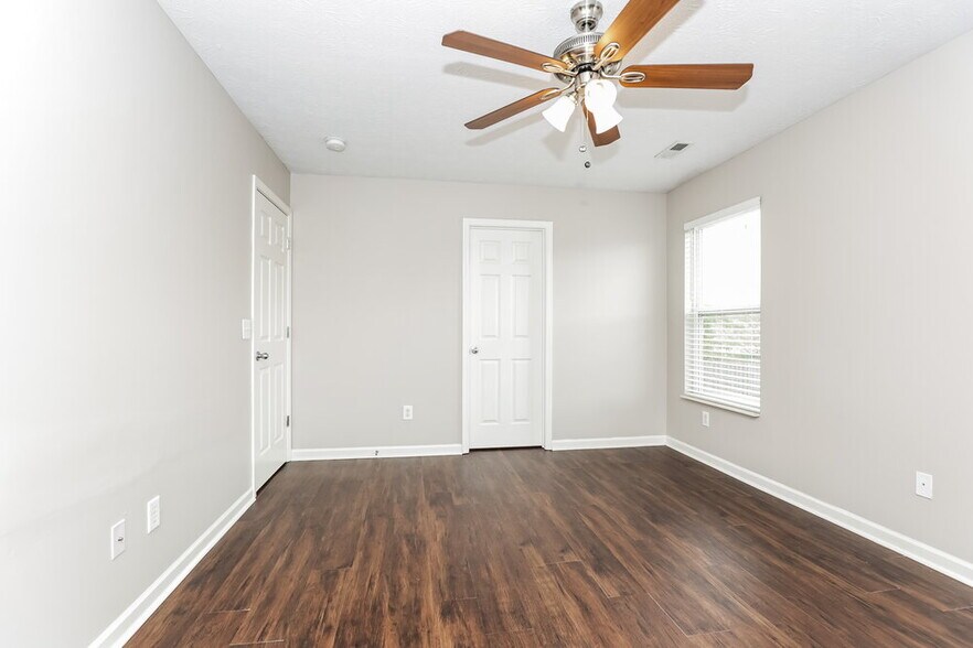 Building Photo - 909 Grand Oak Dr
