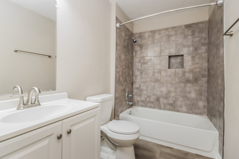 Building Photo - 18450 Hollow Oaks Cir
