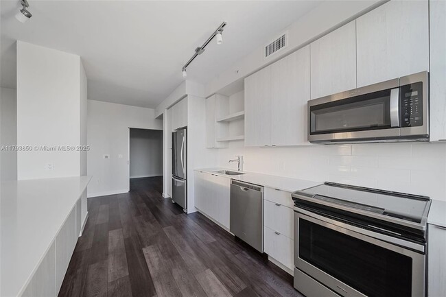 Building Photo - 555 NE 8th St