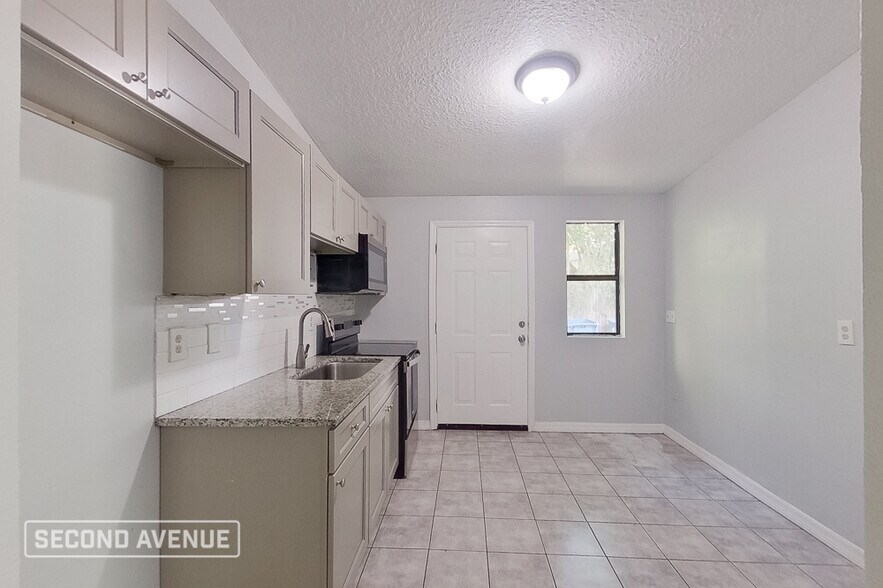 Building Photo - 7029 Fontainebleau Crescent