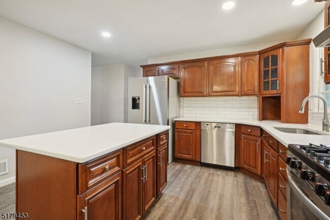 Building Photo - 4 Fern Ct