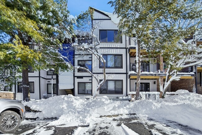 Building Photo - 1491 John St