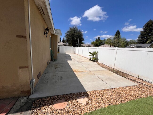 Building Photo - Beautiful 3 Bedroom 2 Bath Home with SOLAR...