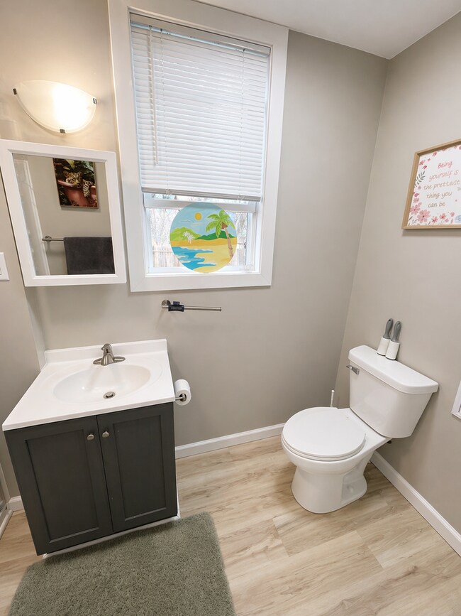 Building Photo - 906 North 6th Ave E